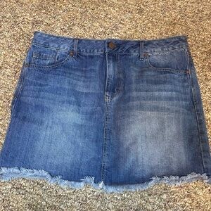 1822 Denim Frayed Hem Mini Skirt in Blue